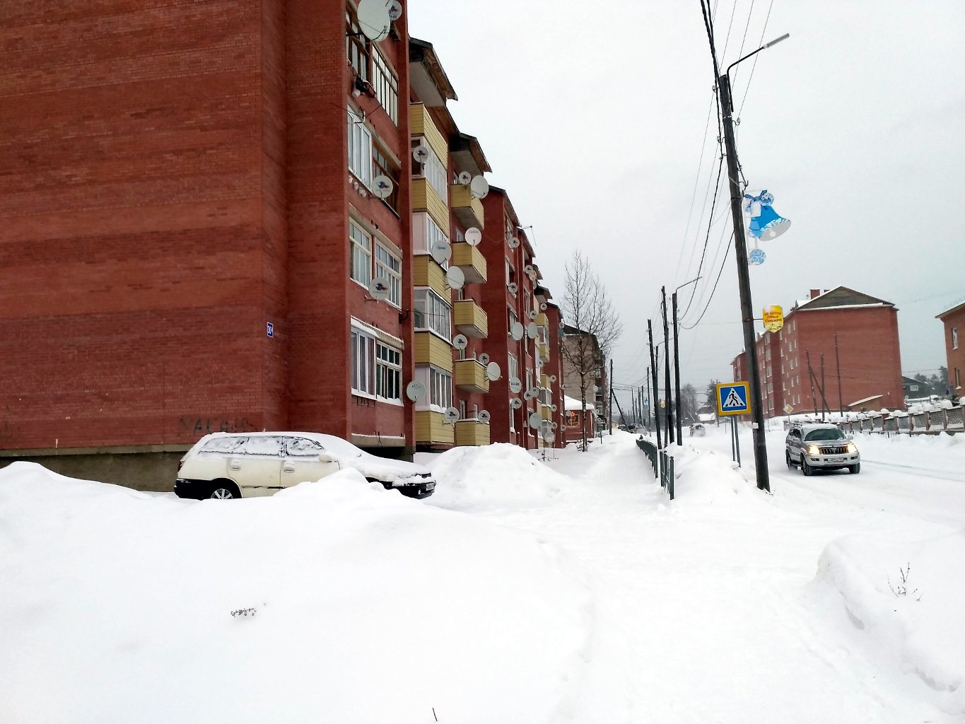 Все дома практически утыканы спутниковыми ТВ-антеннами